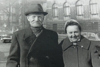 Josef Kadlec senior se snachou Marií Kadlecovu v roce 1960 v Praze