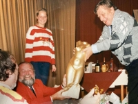 Josef Michek na oslavě s místostarostou Jiřím Maškem a kulturní referentkou Michaelou Martínkovou, 90. léta