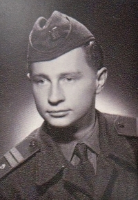 Manžel Jiří Hejl v uniformě