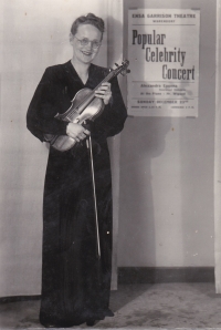 Alexandra Eggena, německá šlechtična z rodu von der Hagen, maminka Petera Eggeny, manžela pamětnice, po 2. světové válce, Německo