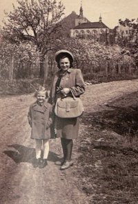 Hana Hejlová v dětství s matkou Johanou Kadlecovou