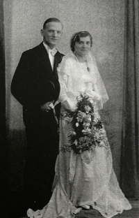 Svatební fotografie rodičů pamětnice Františka a Johany Kadlecových, 1936