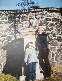 Pamětní kříž na Lovoši za záchranu tří dětí z linie matky