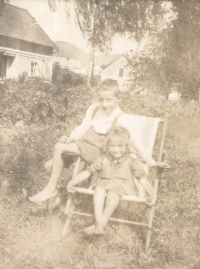 Radostné dětství na zahradě v Křenově. Marie s bratrem Jindřichem