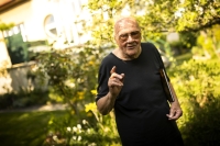 Milan Panoch na zahradě svého rodného domu na jaře 2025