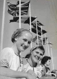 Zuzka Polesny Eggena a další sokolky během sletu ve Vídni, r. 1956, autor fot. Tony Vecera