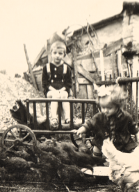 Pamětnice s bratrem Heinrichem. Po válce rodiče přejmenovali syna na Jindřicha 