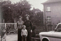 Hana Hejlová dětmi a jejich rodinným autem