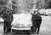 Vilém Lasák vlevo v době základní vojenské služby, 1955 až 1956