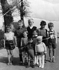 Vlevo syn Viléma Lasáka Jiří, dole uprostřed syn Vilém, s límečky dcera Irena