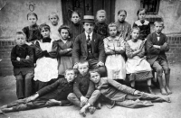 Matka Adély Lasákové Marie rozená Flašková vlevo nahoře nad učitelem, školní fotografie