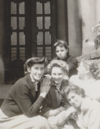 S kamarádkami na Střední zdravotnické škole v Trutnově 