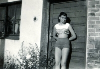 Růžena de Weij, tehdy Kollnerová, jako vychovatelka na internátu v Jindřichově Hradci