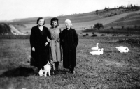 Zprava babička Milana Webra Kateřina Doležalová a matka Růžena, Mnichovice