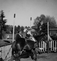 Milan Weber s matkou Růženou, Mnichovice, červen 1945