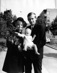 Milan Weber se svou první manželkou Ladislavou a dcerou Milanou, Přerov, červen 1968