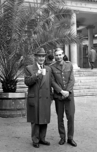 Vpravo Milan Weber v době vojenské služby s otcem Janem, Mariánské Lázně, září 1967