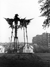 Plastika Aleše Veselého s názvem Modlitba za zemřelého Kaddish, Ostrava Komenského sady, pravděpodobně léto 1968