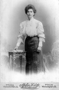 Babička Milana Webra Kateřina Doležalová, kolem roku 1900
