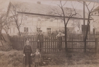 Pamětníkova matka Marianne, babička Adelheide a strýcové Josef a Karel, Žďárek (Zuckmantel)