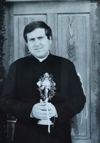 Den primice – východ z domu (první mše), rok 1983