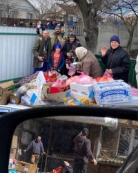 Роздача гуманітарної допомоги в одному з деокупованих сіл Донеччини. Квітень 2022 р.