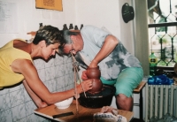 Václava Čoudková při výrobě keramiky
