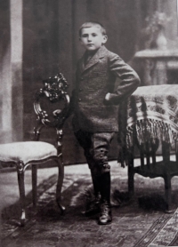 Rudolf Manoušek ml. roku 1914 ve fotografickém ateliéru Brno