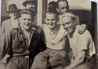Rudolf Manoušek ml. uprostřed - otec pamětníka s kumpány 1929
