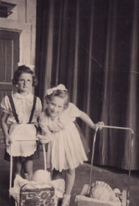 Jiřina tehdy Dvořáková s židovskou kamarádkou Juditou Grossovou, která nepřežila holocaust, 1940