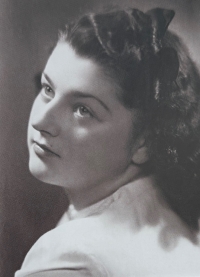 Pamětníkova maminka Květa, za svobodna Mašková, na portrétní fotografii z roku 1946