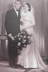 Svatební fotografie rodičů pamětníka. Rok 1953