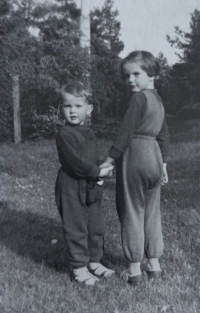 Petr R. Manoušek a jeho sestra Olga 1961