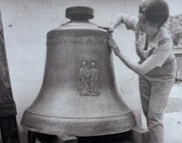 Maminka Květa Manoušková se věnovala výzdobě zvonů. Zbraslav 1971