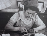 Sochařka Květa Manoušková se věnovala hlavně výzdobě zvonů v rodinné zvonárně na Zbraslavi. 1972