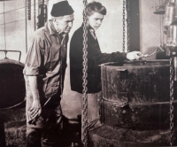 Rudolf Manoušek ml. se svým synem Petrem ve zvonárně na Zbraslavi 1974. Petr netušil, že bude muset sám během krátkého času zvonařskou dílnu provozovat 