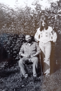 Alžběta Cibochová s otcem na zahradě

