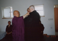 Svěcení Josefa (Kodo)  Mádla na zenového mnicha 23. 3. 2000 Praha-Stodůlky, ctihodný opat Nishiyama kláštera Daimanji, Sendai, Japonsko. 