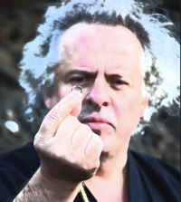 Josef (Kodo) Mádl při ukládání drahocenných předmětů pod základní kámen Avaloky, Praha 2010