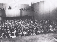 Založení Občanského fóra v Ústí nad Labem, listopad 1989, Národní dům, pamětník na balkoně vpravo nahoře