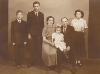 Zleva bratr Edgard, Horst, maminka Anna, sestra Anna, tatínek Karel a pamětnice, Žacléř 1952