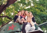 Jana Poláková (nahoře první zprava) na tanku před gymnáziem v Mělníce, 1990