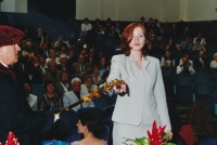 Jana Poláková při promoci, Brno, 2001