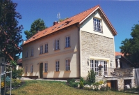 Dům po rekonstrukci, který kdysi patřil Antonínu Nežerkovi, nyní majetek rodiny Jany Polákové, 2005