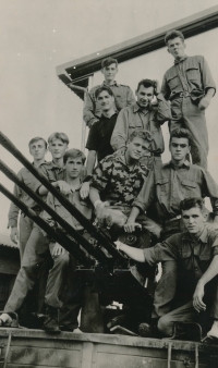 Hasan Zahirović na vojenském cvičení v Tuzle, pamětník druhý zleva, září 1993