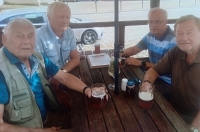 Jiří Valášek (vlevo) na setkání se svými vojáky z kašperskohorské posádky, ročník 1968/1969