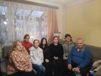 Tým ZŠ Horní Jelení při natáčení rozhovoru s pamětníkem v rámci projektu Příběhy našich sousedů