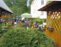 Rodný dům, zahrada slouží jako občerstvení pro turisty, 2023