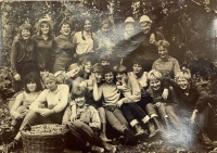 Zdeňka Dvořáková během chmelové brigády, srpen 1968