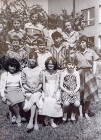 Alžběta Cibochová se svojí třídou v roce 1976
